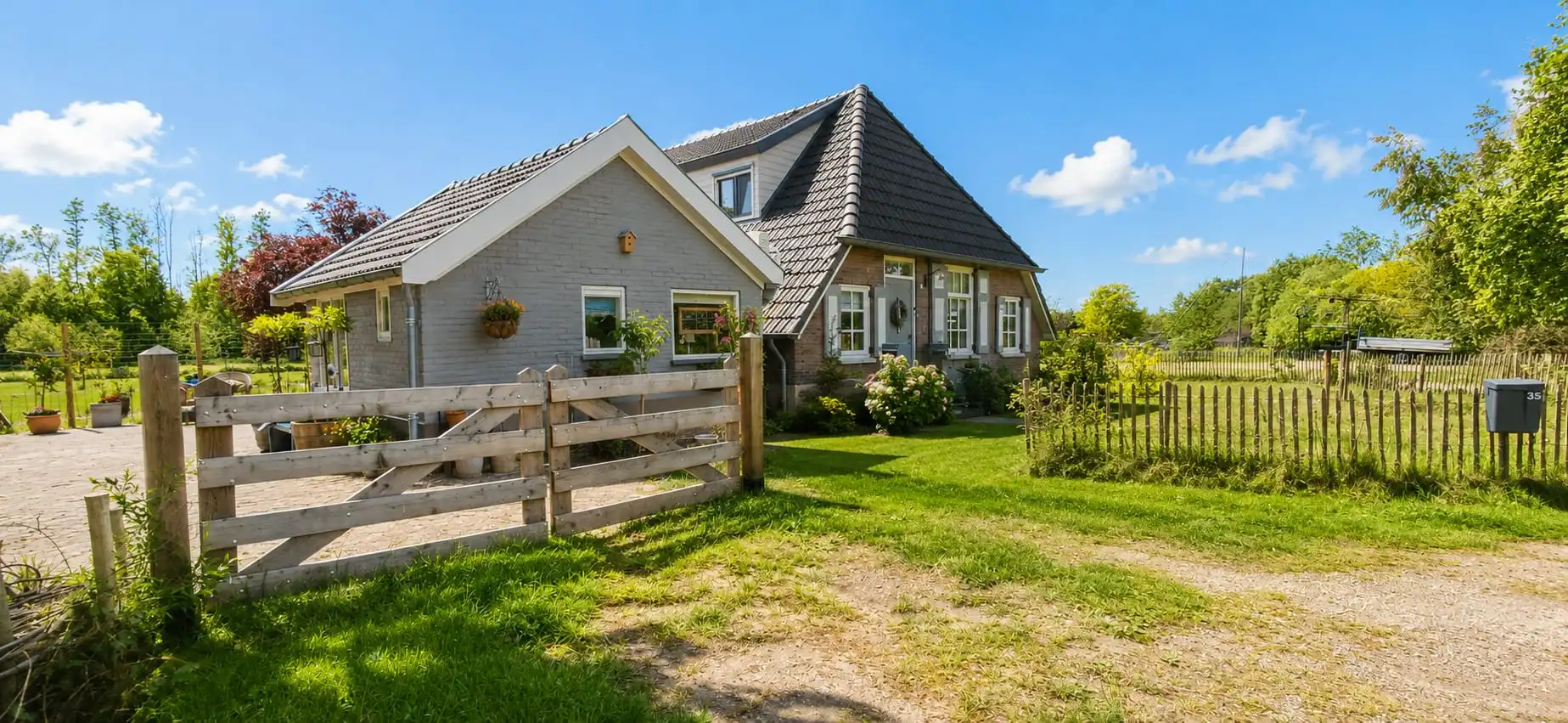 Vooraanzicht van 't Bakhuuske B&B in het landelijke Heeten