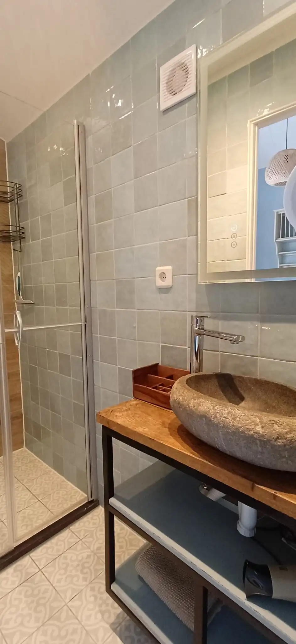 Moderne badkamer met regendouche