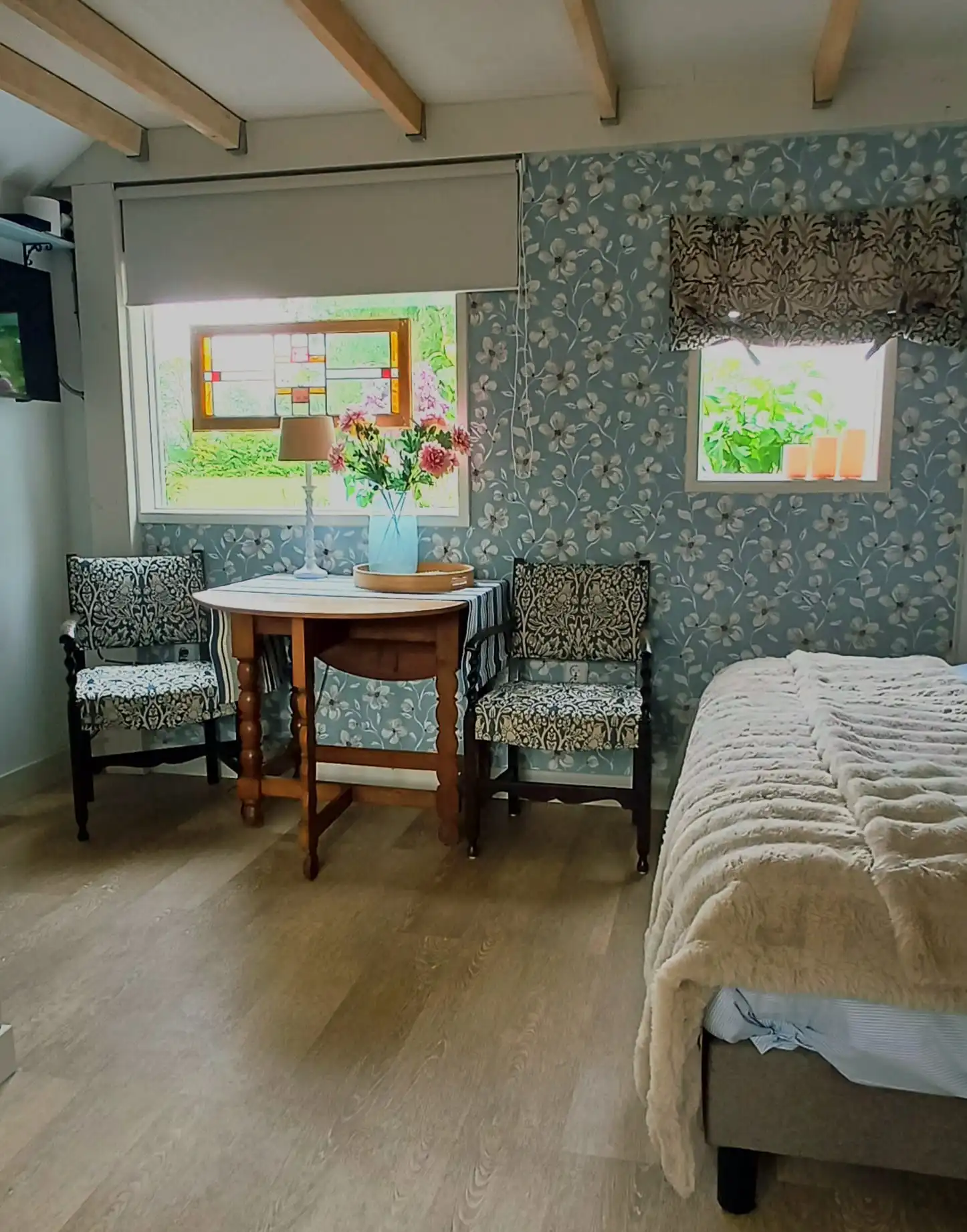 Sfeervolle slaapkamer met comfortabel tweepersoonsbed